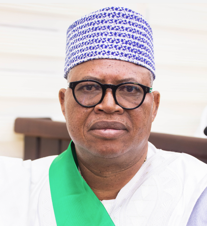 Edmond Agoua : Un géant politique des Collines sort grandi avec son honneur rétabli face aux accusations infondées de Jacques Ayadji