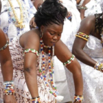 « Les perles ne sont pas une laisse » : Mahougnon Kakpo explique enfin pourquoi les initiés du Vodun les portent
