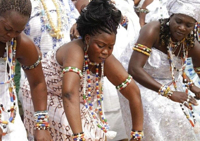 « Les perles ne sont pas une laisse » : Mahougnon Kakpo explique enfin pourquoi les initiés du Vodun les portent
